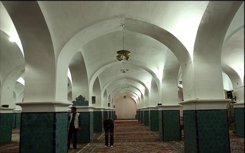 نمای داخلی مسجد ساده و بی آلایش است